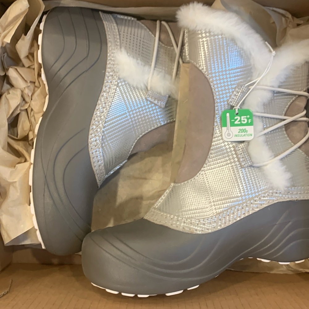 Brand new never word snow boots size 5 medium